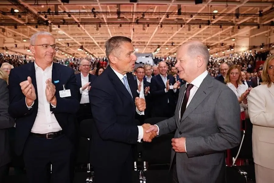 v.l.n.r.: Stephan Winkelmeier, Vorstandsvorsitzender der BayernLB, Thomas Mang, SVN-Präsident und Olaf Scholz, Bundeskanzler der Bundesrepublik Deutschland, Quelle: DSGV