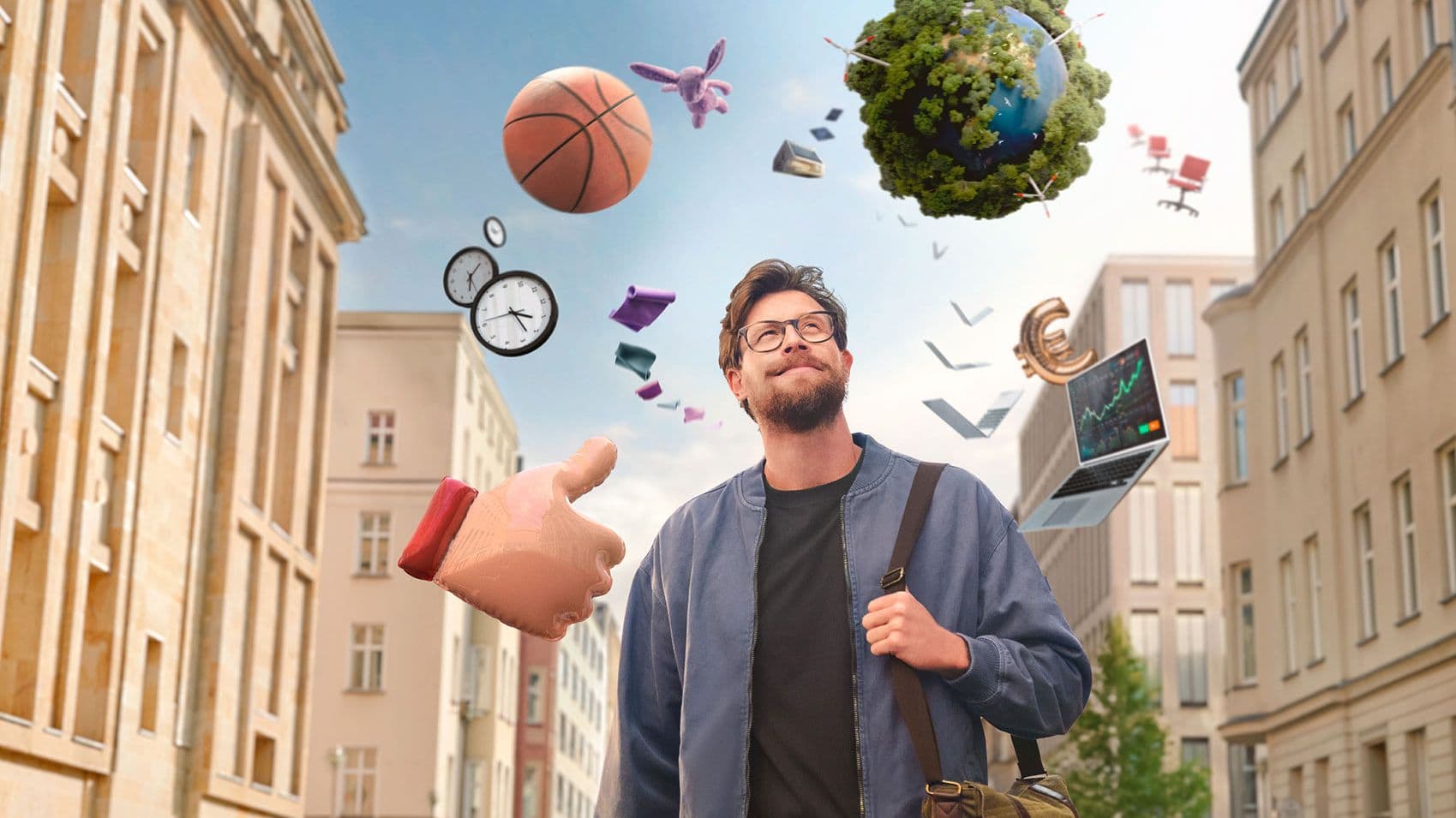Junger Mann mit Rucksack in Stadt, lächelnd; um ihn herum schweben Symbole wie Uhr, Laptop, Basketball und Weltkugel — Arbeit und Freizeit in Balance.