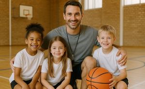 Sporttrainer mit Kindern. Quelle: KI-generiert