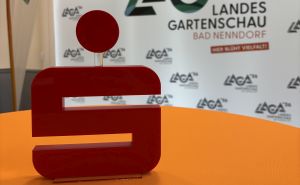 Sparkassen-S vor Pressewand der Landesgartenschau 2026 in Bad Nenndorf. Quelle: SVN