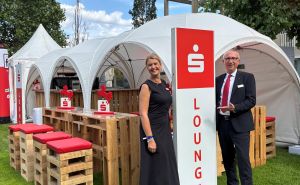 Mann und Frau stehen vor der S-Lounge. Quelle: SVN