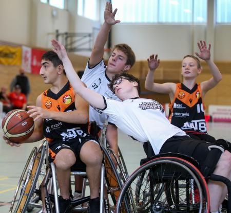Rollstuhlbasketball-Nachwuchs spielt in der Sporthalle der IGS Stöcken. - Foto: BSN / Maike Lobback 