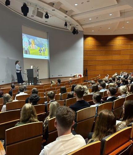 Finja Westermann, Referentin der VGH, während ihres Vortrags "Fair versichert". Quelle: Luisa Tasky Stark starten bei der Nummer 1 – das Forum für neue Auszubildende