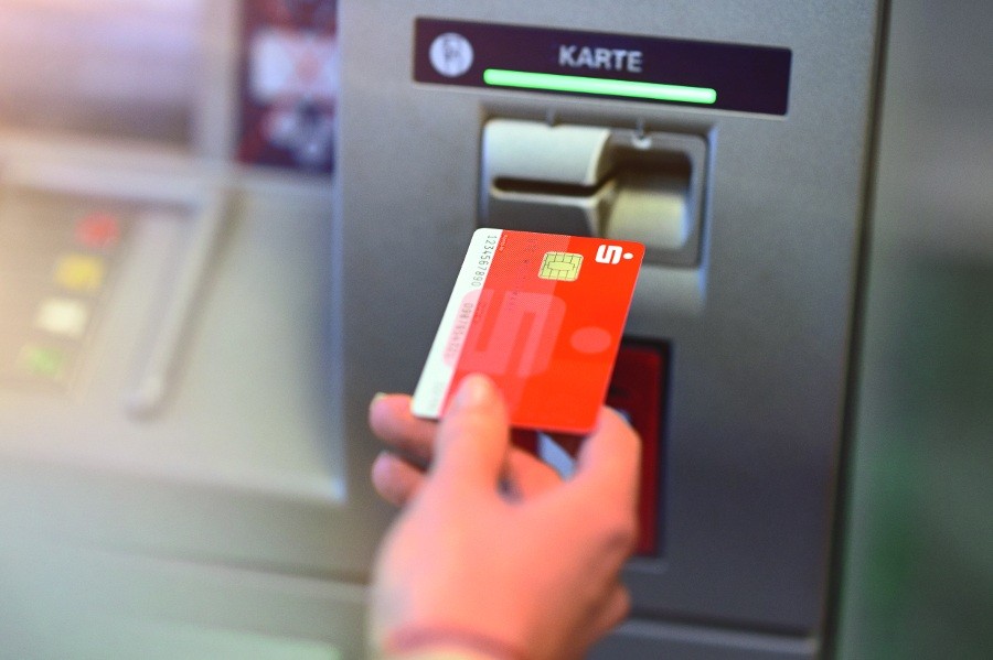 Hand mit Sparkassenkarte am Geldautomaten - Quelle: DSV