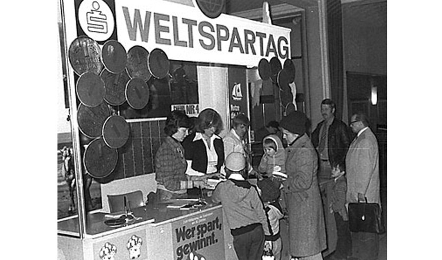 Viele Menschen vor dem Stand zum Weltspartag 1963 bei damaligen Stadtsparkasse Hameln (heute Sparkasse Hameln-Weserbergland). - Quelle: Sparkasse Hameln-Weserbergland
