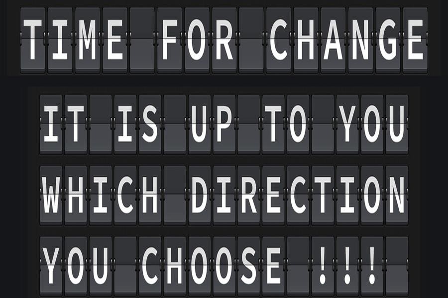 Weiße Buchstaben auf dem schwarzen Hintergrund: "Time for change it is up to you which direction you choose!!!" Quelle: Pixabay