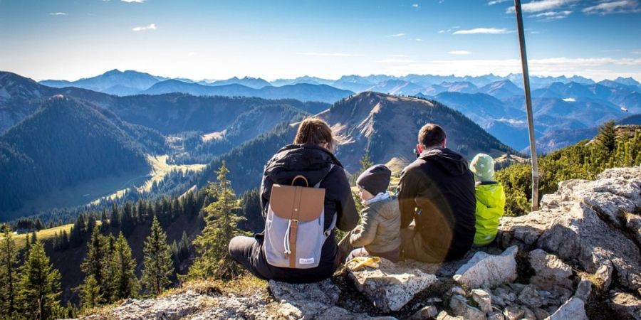 Quelle: Pixabay. Familie sitzt auf einem Berg und schaut auf die Landschaft. Quelle: Pixabay