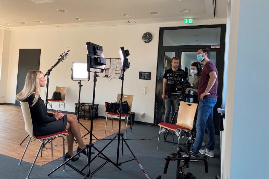 Quelle: SVN Frau sitzt auf einem Stuhl am Filmset. - Quelle: SVN