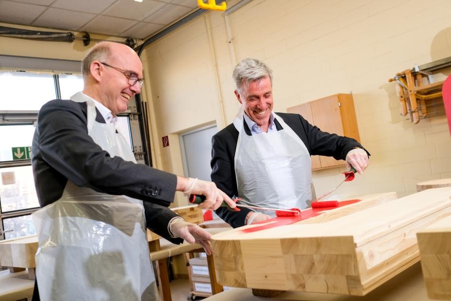 Thomas Toebe und Ditmar Hartmann bemalen das Sparkassen-S. Foto: D. Kühne / Sparkasse Osterode am Harz