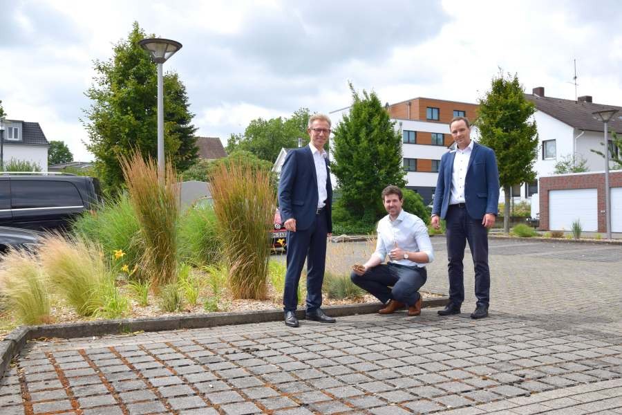 Freuen sich über die neugestalteten Freiflächen: Vorstandsvorsitzender Ralf Finke (links), Bauamtsleiter Sebastian Dornieden (Stadt Diepholz) und Dominik Peter, Abteilungsdirektor Organisation. Quelle: Kreissparkasse Diepholz Gleich zwei Mal Verbesserung der Umwelt