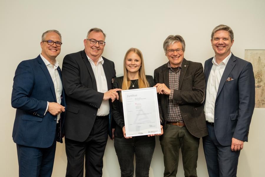 Bei der Zertifikatsübergabe v.l.n.r. ZNU-Zentrumsleitung Dr. Axel Kölle, Vorstand Sparkasse Osnabrück André Schüller, Nachhaltigkeitskoordinatorin der Sparkasse Osnabrück Christina Pieper, Lead Auditor TÜV Rheinland AG Oliver Brendle, ZNU-Zentrumsleitung Dr. Christian Geßner. Foto: Sparkasse Osnabrück. Wenn schon nachhaltig, dann aber richtig