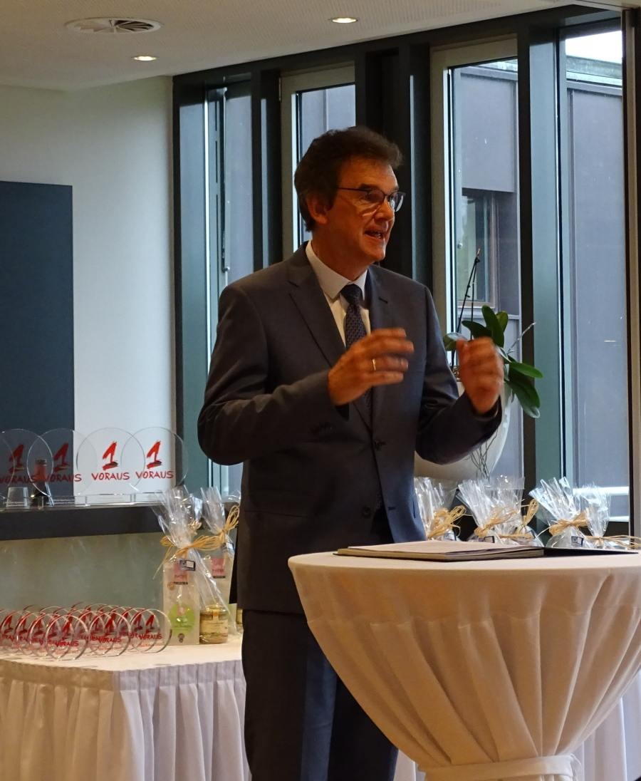 Der Verbandsgeschäftsführer des Sparkassenverbandes Guido Mönnecke hält an einem Stehtisch eine Rede. - Quelle: SVN