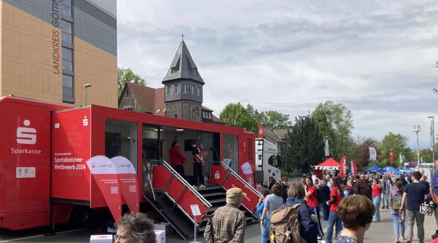 Der Roadshow-Truck beim Halt in Göttingen. Quelle: Sparkasse Göttingen Sportliches Vergnügen mit dem Roadshow-Truck der Sparkassen-Finanzgruppe