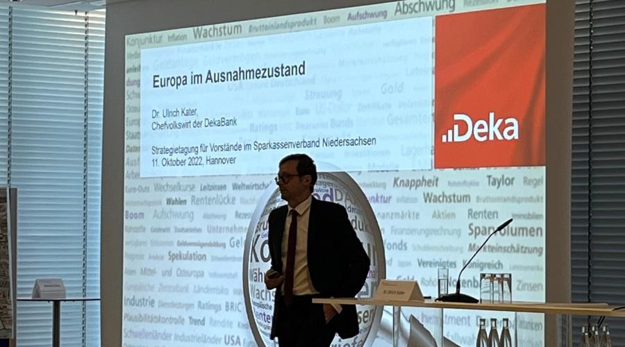 Chefvolkswirt Dr. Ulrich Kater von der DekaBank hielt einen Vortrag zum Thema "Europa im Ausnahmezustand".  - Foto: SVN/Schier