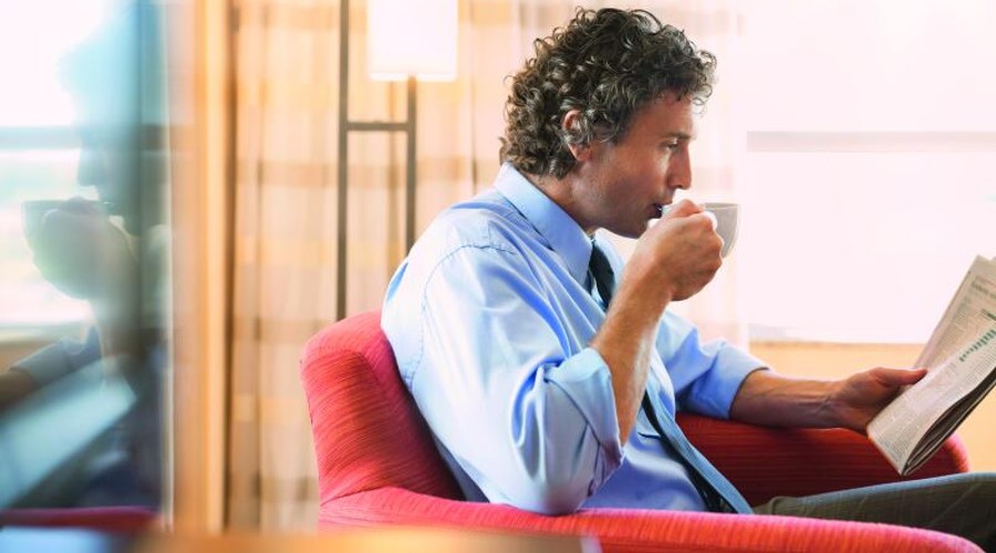 Mann liest Zeitung und trinkt Kaffee. - Quelle:  DSV/S-Com