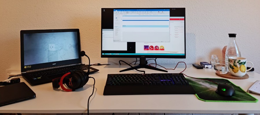 Schreibtisch mit Computer und Laptop. - Quelle: SVN