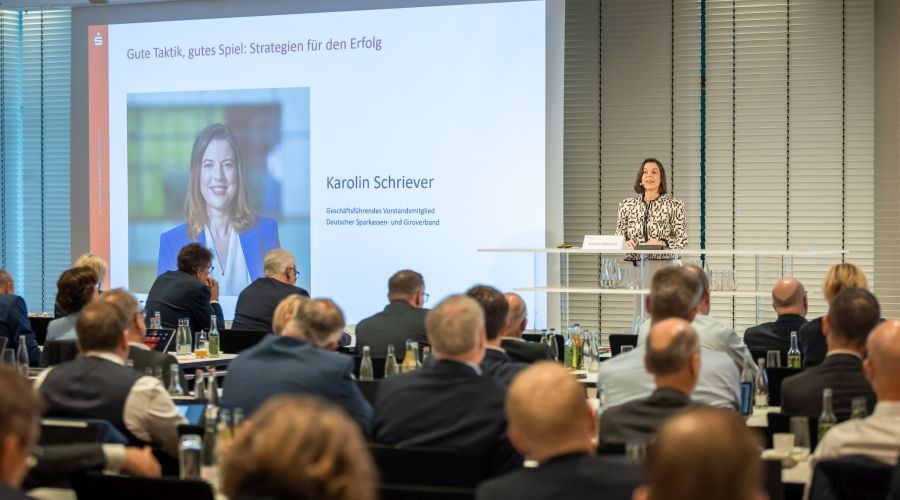 Karolin Schriever, geschäftsführendes DSGV-Vorstandsmitglied während ihres Vortrags.