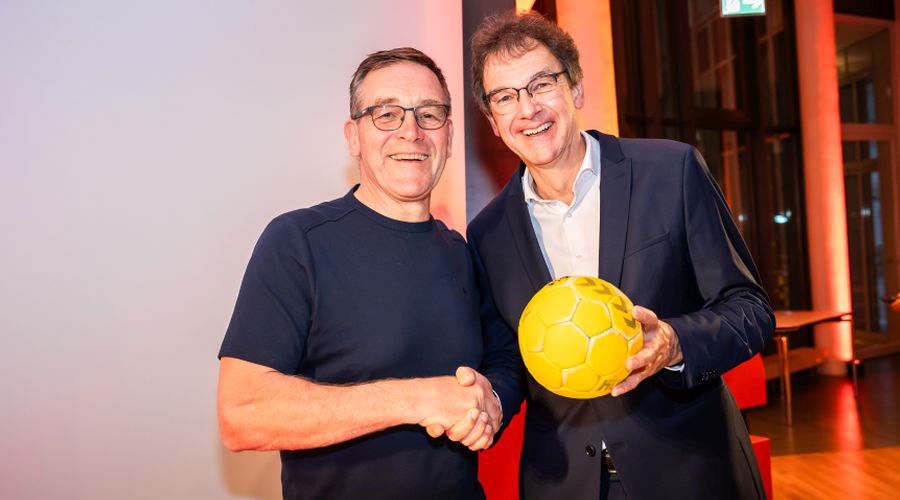 Alfred Gislason gemeinsam mit Guido Mönnecke und einem Handball in der Hand. Quelle: Jörg Volland