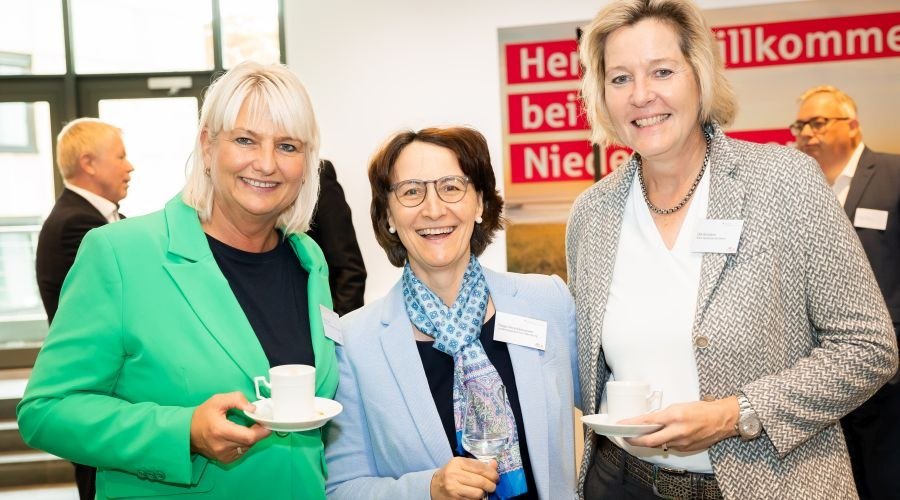 Drei Frauen während der Kaffeepause.
