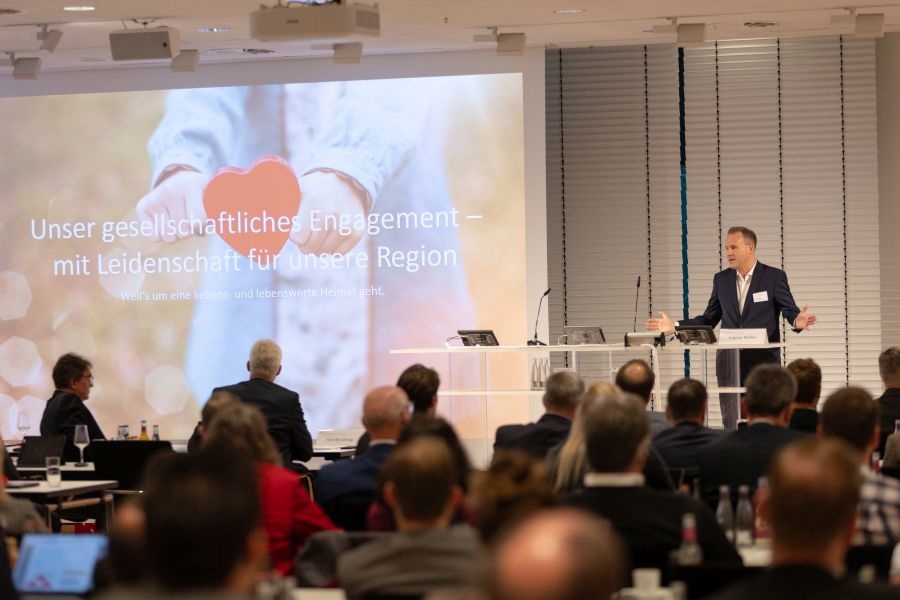 Ingmar Müller, Vorstandsmitglied der Sparkasse Hildesheim Goslar Peine, während seines Sparkassen-Praxisberichts über die Zusammenarbeit von Kommunen und Sparkassen als Partner für Finanzen. Quelle: Jörg Volland