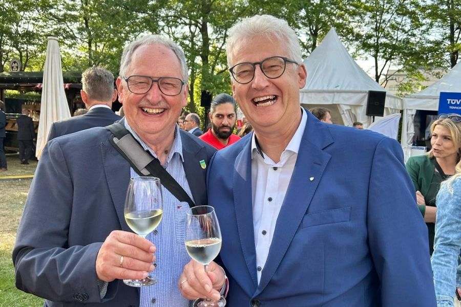 Jürgen Meyer, Samtgemeindebürgermeister und Stadtdirektor der Städte Dannenberg (Elbe) und Hitzacker (Elbe), mit Präsident Cord Bockhop am Lachen. Quelle: SVN