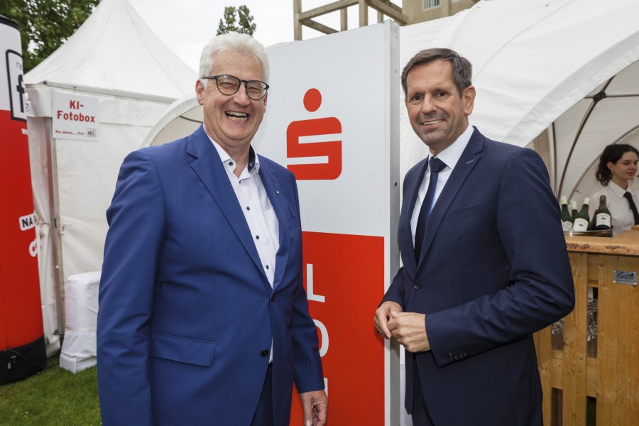 SVN-Präsident Cord Bockhop mit dem niedersächsischen Ministerpräsidenten Olaf Lies vor der S-Lounge. Quelle: Niedersächsische Landesvertretung I Dirk Deckbar und Ole Spata