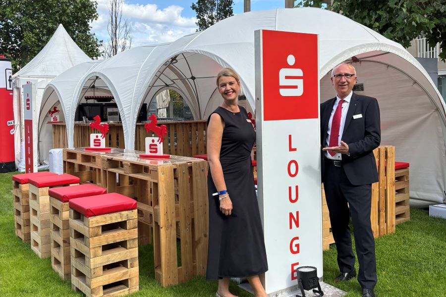 Mann und Frau stehen vor der S-Lounge. Quelle: SVN