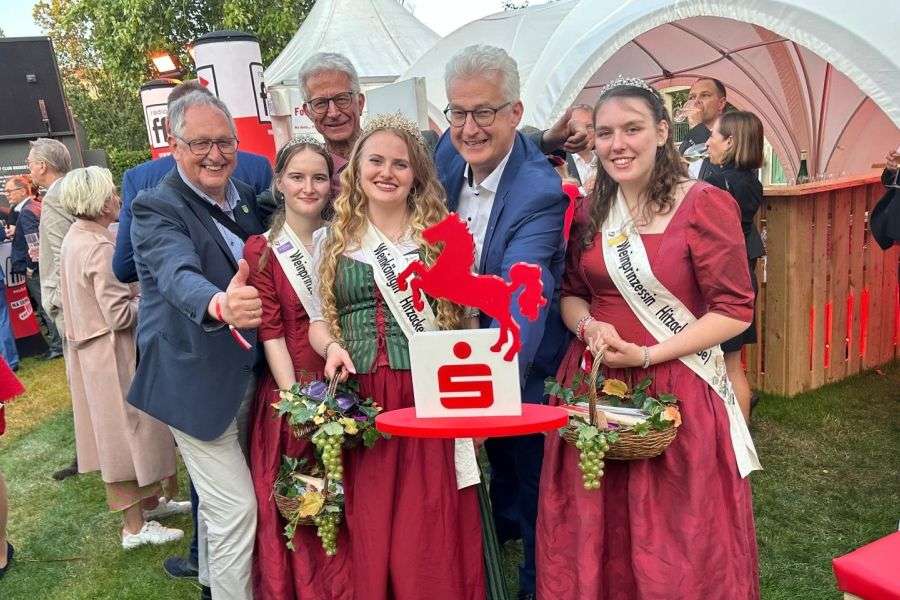 Präsident Cord Bockhop hält mit den Weinprinzessinnen und der Weinkönigin aus Niedersachsen eine Niedersachsen-Figur. Quelle: SVN
