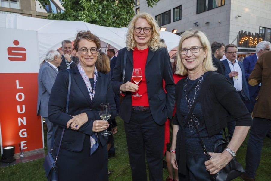 Drei Frauen stehen lachend vor der S-Lounge. Quelle: Niedersächsische Landesvertretung I Dirk Deckbar und Ole Spata