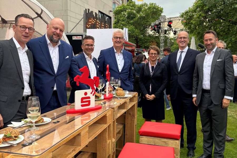Präsident Cord Bockhop steht gemeinsam mit Vertreterinnen und Vertretern der niedersächsischen Sparkassen-Finanzgruppe um einen Tisch herum. Quelle: SVN
