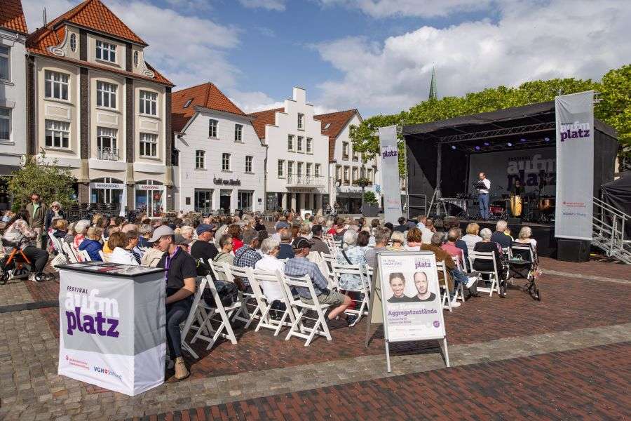 Bühne und Publikum bei dem Festival aufm Platz. Fotos: Jörg Zimmermann, Helge Krückeberg Festival aufm Platz 2025