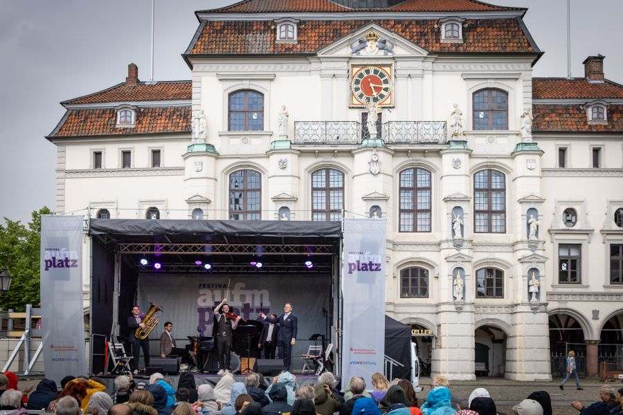 Bühne und Publikum vor verziertem Gebäude bei dem Festival aufm Platz. Fotos: Jörg Zimmermann, Helge Krückeberg Festival aufm Platz 2025