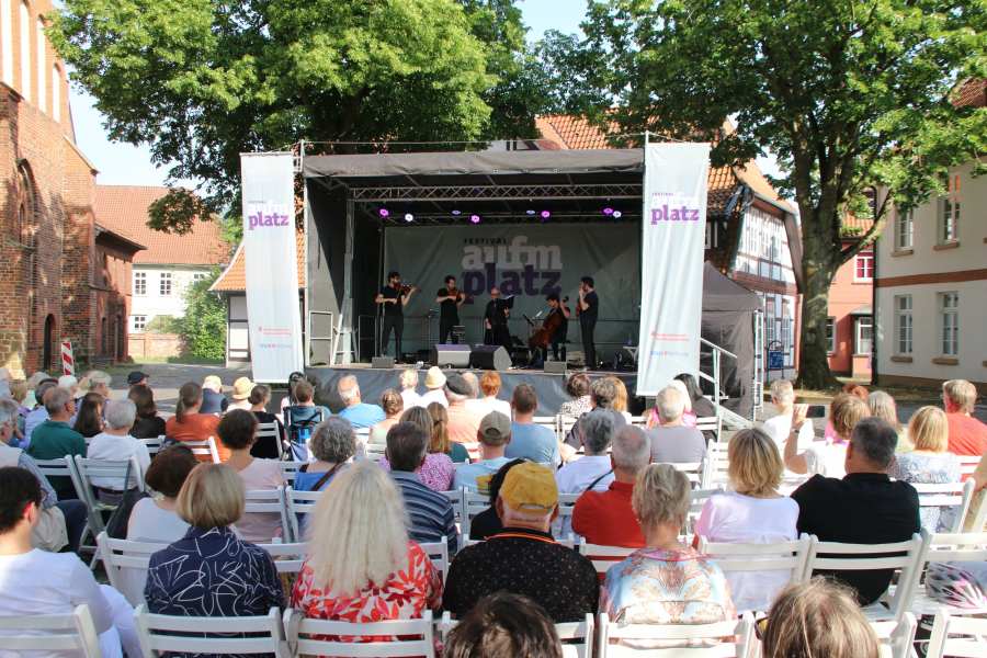 Bühne und Publikum vor Baumkronen bei dem Festival aufm Platz. Fotos: Jörg Zimmermann, Helge Krückeberg Festival aufm Platz 2025