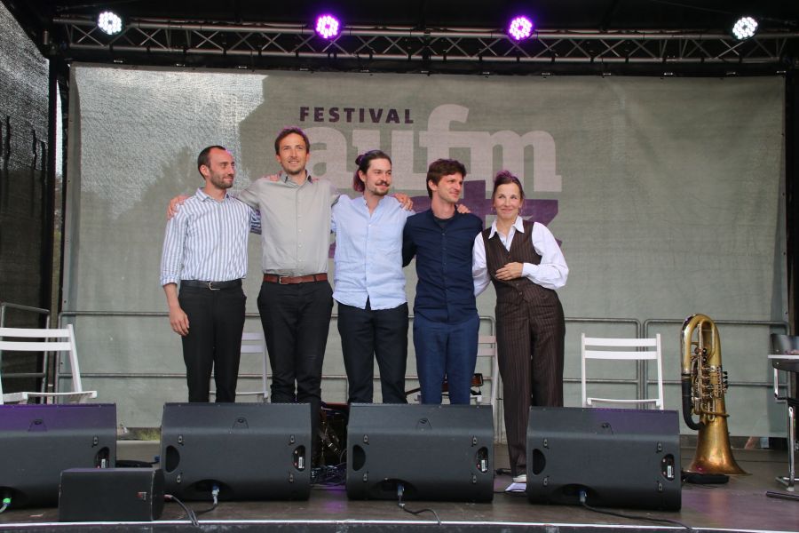 Die Künstlerinnen und Künstler des Festivals aufm Platz strahlend auf der Bühne. Fotos: Jörg Zimmermann, Helge Krückeberg Festival aufm Platz 2025