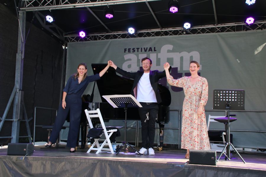 Die Künstlerinnen und Künstler des Festivals aufm Platz strahlend auf der Bühne. Fotos: Jörg Zimmermann, Helge Krückeberg Die Künstlerinnen und Künstler des Festivals aufm Platz strahlend auf der Bühne. Fotos: Jörg Zimmermann, Helge Krückeberg