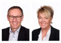 Bild von Frau Meyer zu Riemsloh und Hern Wienke. Quelle: KSK Melle Bürgerstiftung der Kreissparkasse Melle vergibt Anfängerschwimmkurs-Gutscheine