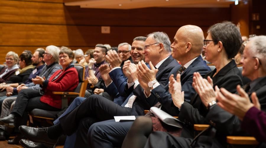 Begeistertes Publikum bei der Preisverleihung des Niedersachsenpreises für Bürgerengagement.2022. Foto: Helge Krückeberg
