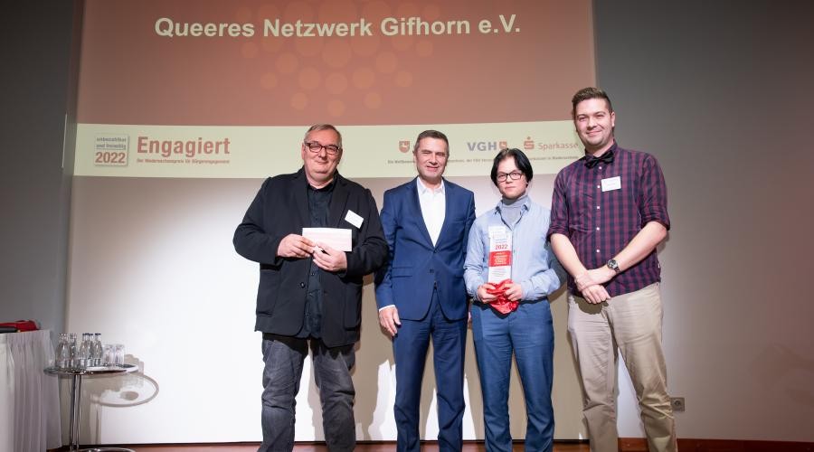 Die Engagierten vom Queeres Netzwerk Gifhorn e.V. setzen sich für sexuelle und geschlechtliche Vielfalt in allen Bereichen im gesamten Landkreis ein.  Foto: Helge Krückeberg