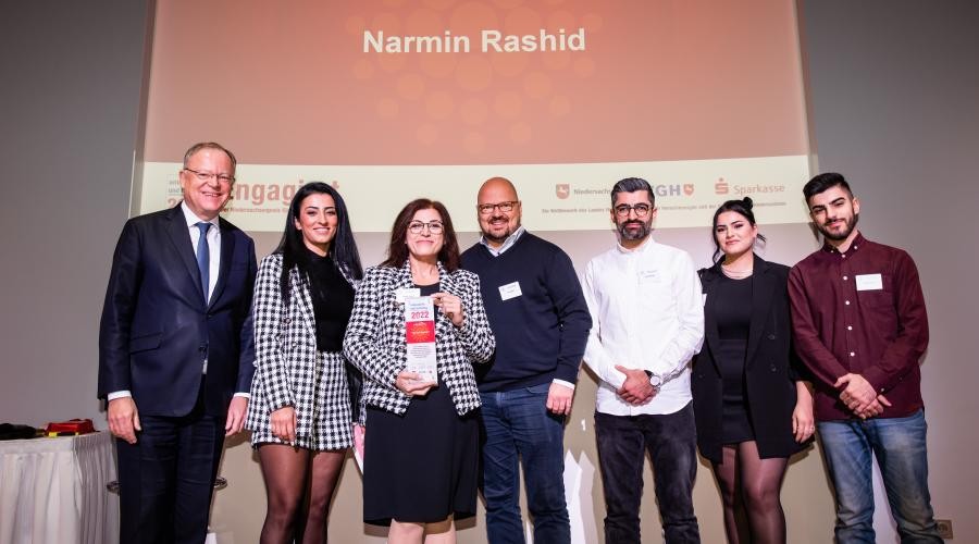 Narmin Rashid unterstützt seit 2015 ehrenamtlich unterschiedliche Teams der Stadtverwaltung auf sprachlicher und kultureller Ebene.   Foto: Helge Krückeberg