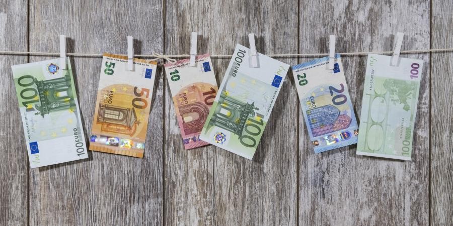 Geldscheine hängen an einer Wäscheleine. - Quelle: Pixabay