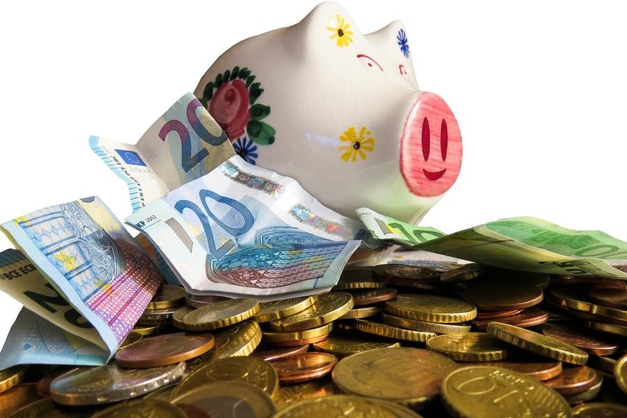 Sparschwein, Geldscheine und Münzen sind auf dem Bild zu sehen. - Quelle: Pixabay