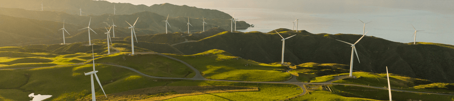Windräder im Sonnenuntergang. Quelle: Canva
