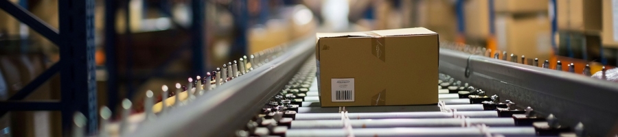 Paket auf Lieferband. Quelle: Canva