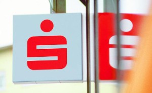 Rotes Sparkassen-S auf einem Schild