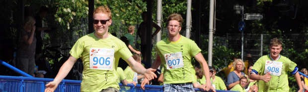 Jungen rennen auf einer Laufbahn - Quelle: Maike Lobback