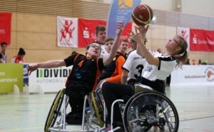 Rollstuhlbasketballer kämpfen um den Ball - Quelle: Maike Lobback und Nathalie Bonacker