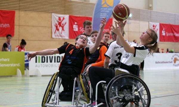 Rollstuhlbasketballer kämpfen um den Ball. - Quelle: Maike Lobback und Nathalie Bonacker