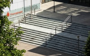 Treppen vor dem Gebäude des Sparkassenverbandes Niedersachsen
