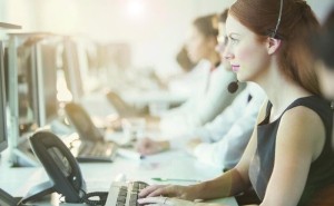 junge Frau mit Headset im Großraumbüro. - Quelle: DSV