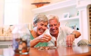 Seniorenpaar zählt Geld. - Quelle: DSV